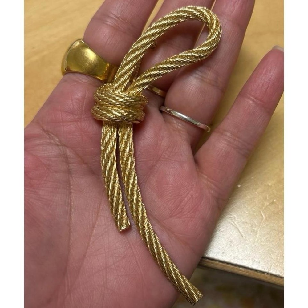 Vintage Christian Dior knotted rope gold tone brooch - Picture 4 of 5